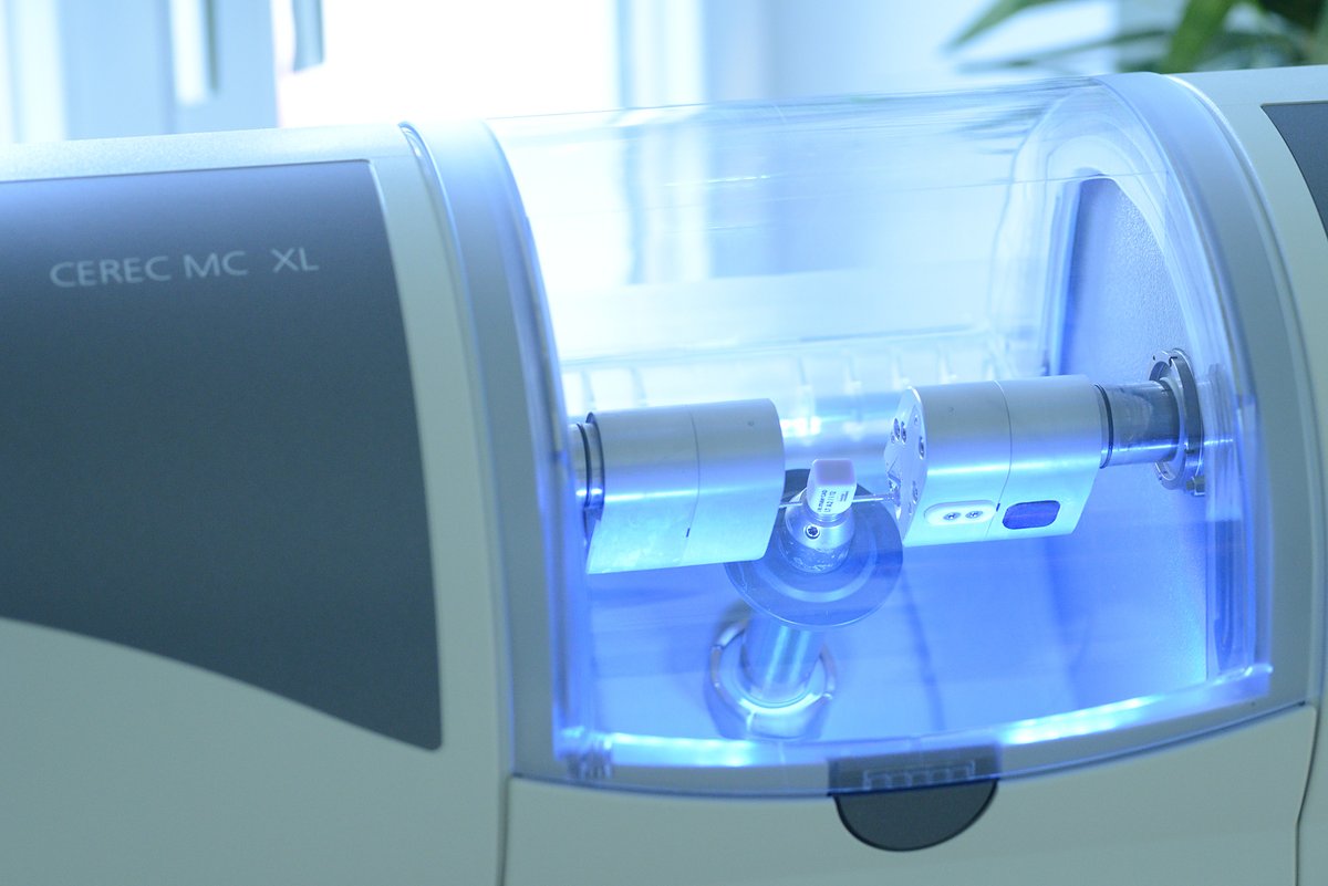 CEREC MC XL Fräseinheit im Praxislabor