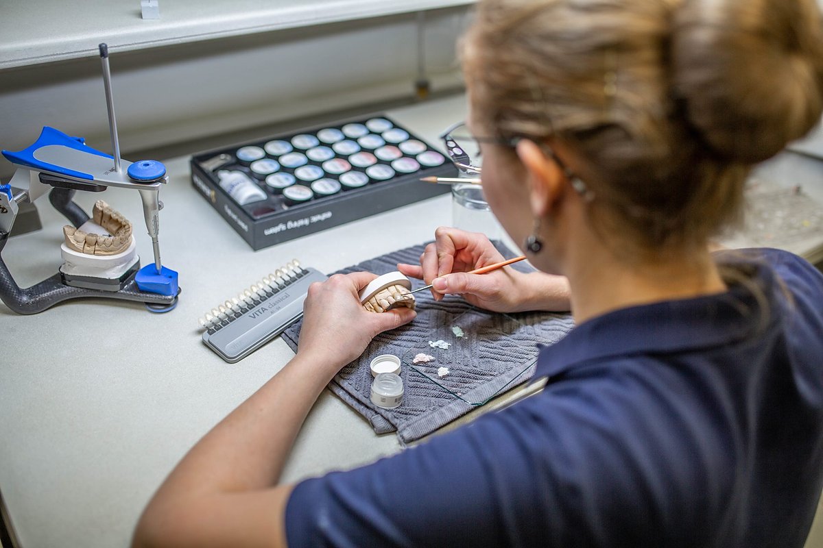 Zahntechnikerin bei der Arbeit im Meisterlabor des Zentrums Zahngesundheit