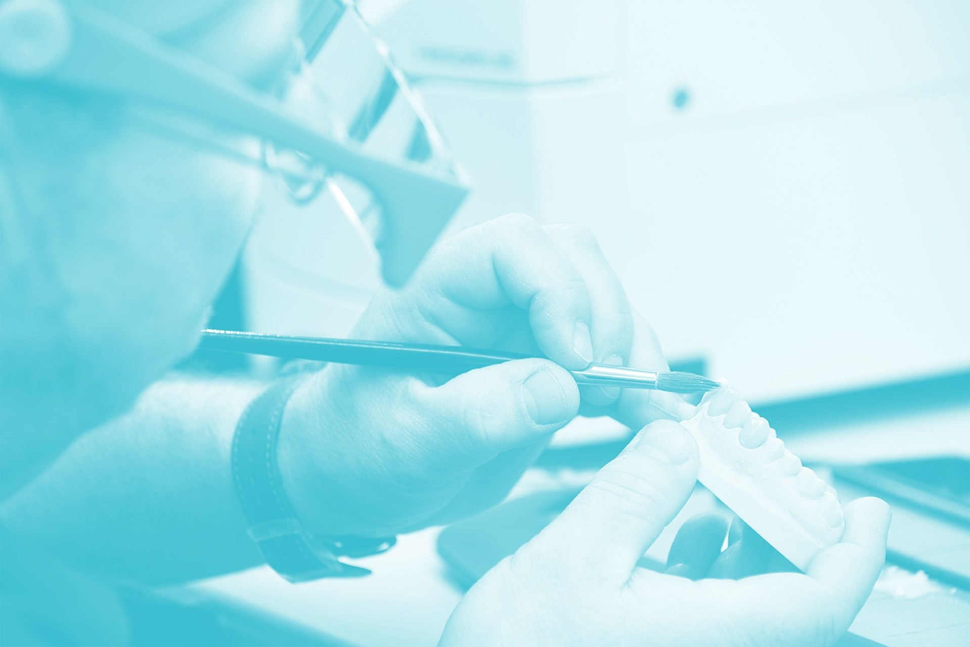 Zahntechnische Arbeit wird im Meisterlabor des Zentrums Zahngesundheit geschichtet